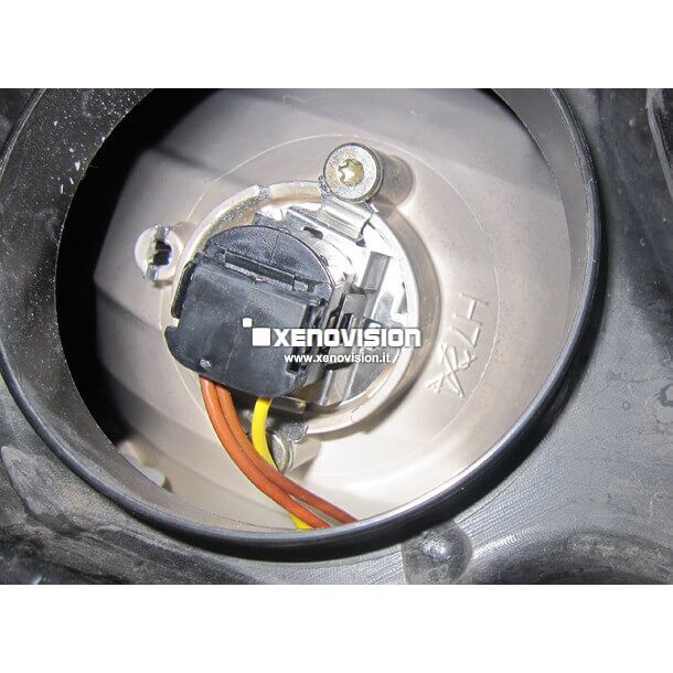 1 Adattatore Portalampada Generico Universale - QashQai Opel ecc <p>Ideale su varie versioni di FORD FIESTA 2009 in poi - NISSAN QASHQAI - MERCEDES W203 - BMW X5 - VW PASSAT - OPEL VECTRA C - OPEL ASTRA H - SAAB 9-3 e AUDI lampade H7</p>