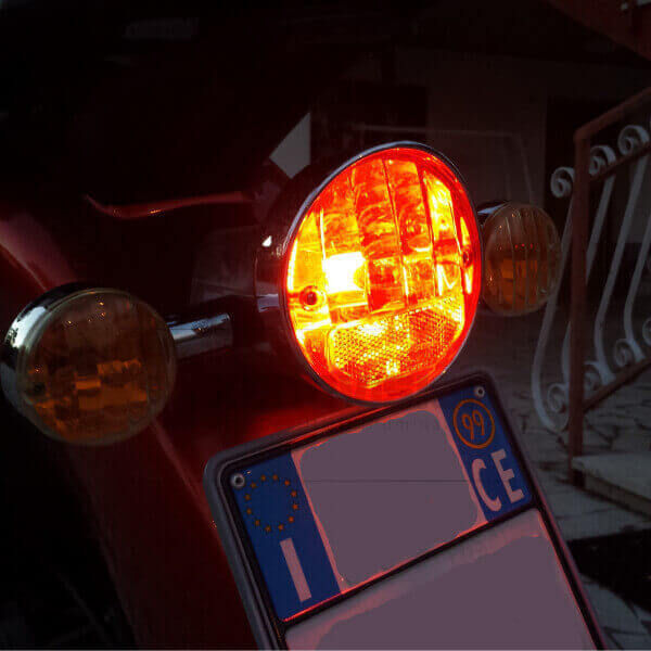 1 BA15D (B15D) 1142 LED XPRO Gear per Luci Posizione/Stop - Rosso <p><strong>1300Lumen.</strong> Ultracompatta, FocusPRO, illuminazione a 360 gradi e Canbus. Alta Qualità.</p>