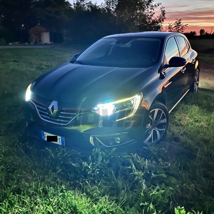 2 H7-R 8000k Lampada xenon originale Xenovision per kit 35W - Plug Ket <p>Lampada H7 specifica su fari a parabola per ridurre i riverberi verso le altre auto</p>