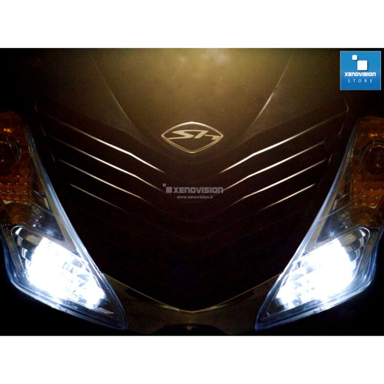 3 Kit Bixenon Honda SH - 1984 in poi - BiXenon 35W e Led Posizioni - 5000k <p>Kit Bixenon Honda SH dal 1984 in poi, 6000k 35W Ultra Slim Xenovision ad architettura digitale 64-Bit. Lampada bixenon H4 Bianco Solare Ket KOREA, Qualita Garantita 2 anni </p>