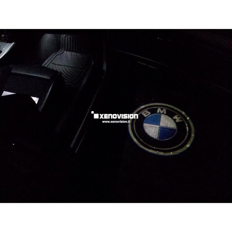 2 Kit Placche Led Sottoporta Proiettore Logo BMW - Serie 1 3 5 6 7 X Z <p>Kit Placche Led Sottoporta/Pozzanghera con proiettore logo <strong>BMW</strong></p>