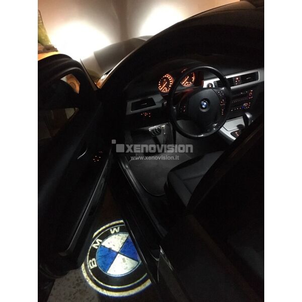 3 Kit Placche Led Sottoporta Proiettore Logo BMW - Serie 1 3 5 6 7 X Z <p>Kit Placche Led Sottoporta/Pozzanghera con proiettore logo <strong>BMW</strong></p>