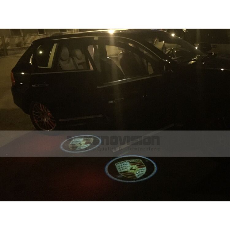 5 Kit Placche Led Sottoporta Proiettore Logo Porsche - 987, 997, GT3, Cayenne <p>Kit Placche Led Sottoporta/Pozzanghera con proiettore logo <strong>PORSCHE</strong></p>