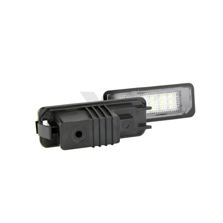 1 Led Targa Golf IV V VI VII Golf 4 5 6 7 Porsche Cayenne - 700Lm - 6000k <p><strong>CANBUS Plug & Play</strong> Due placche per Golf 4, Golf 5, Golf 6, Golf 7, Scirocco, Lupo, New Beetle, Passat, Polo e Porshe Cayenne. Bianco Lunare 6000k, illuminano in modo omogeneo la targa 5 volte di più rispetto alla luce a incandescenza originale. Semplicissime da montare, si installano al posto delle placche originali dell'auto senza invalidare la garanzia.</p>