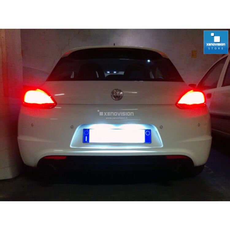 6 Led Targa Golf IV V VI VII Golf 4 5 6 7 Porsche Cayenne - 700Lm - 6000k <p><strong>CANBUS Plug & Play</strong> Due placche per Golf 4, Golf 5, Golf 6, Golf 7, Scirocco, Lupo, New Beetle, Passat, Polo e Porshe Cayenne. Bianco Lunare 6000k, illuminano in modo omogeneo la targa 5 volte di più rispetto alla luce a incandescenza originale. Semplicissime da montare, si installano al posto delle placche originali dell'auto senza invalidare la garanzia.</p>