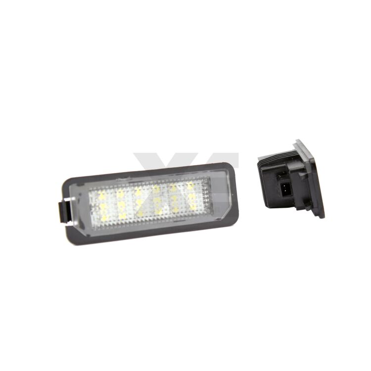 2 Led Targa Golf IV V VI VII Golf 4 5 6 7 Porsche Cayenne - 700Lm - 6000k <p><strong>CANBUS Plug & Play</strong> Due placche per Golf 4, Golf 5, Golf 6, Golf 7, Scirocco, Lupo, New Beetle, Passat, Polo e Porshe Cayenne. Bianco Lunare 6000k, illuminano in modo omogeneo la targa 5 volte di più rispetto alla luce a incandescenza originale. Semplicissime da montare, si installano al posto delle placche originali dell'auto senza invalidare la garanzia.</p>