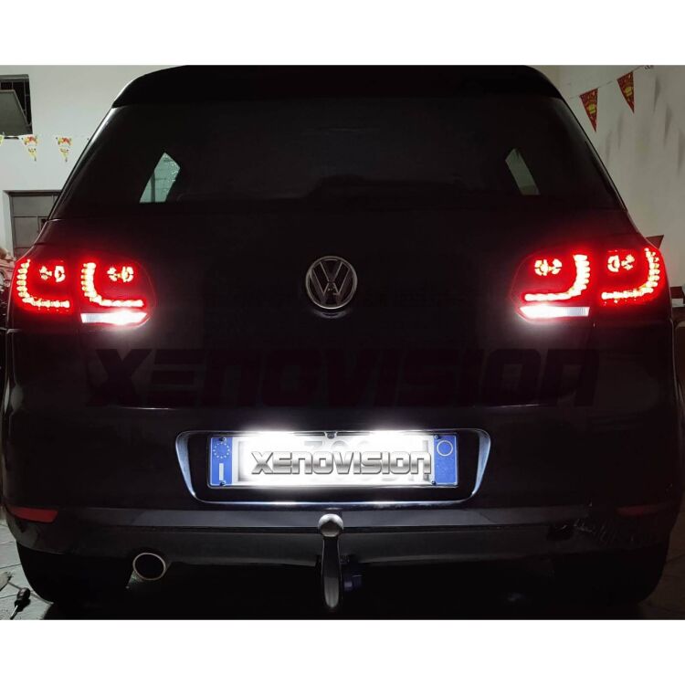 9 Led Targa Golf IV V VI VII Golf 4 5 6 7 Porsche Cayenne - 700Lm - 6000k <p><strong>CANBUS Plug & Play</strong> Due placche per Golf 4, Golf 5, Golf 6, Golf 7, Scirocco, Lupo, New Beetle, Passat, Polo e Porshe Cayenne. Bianco Lunare 6000k, illuminano in modo omogeneo la targa 5 volte di più rispetto alla luce a incandescenza originale. Semplicissime da montare, si installano al posto delle placche originali dell'auto senza invalidare la garanzia.</p>