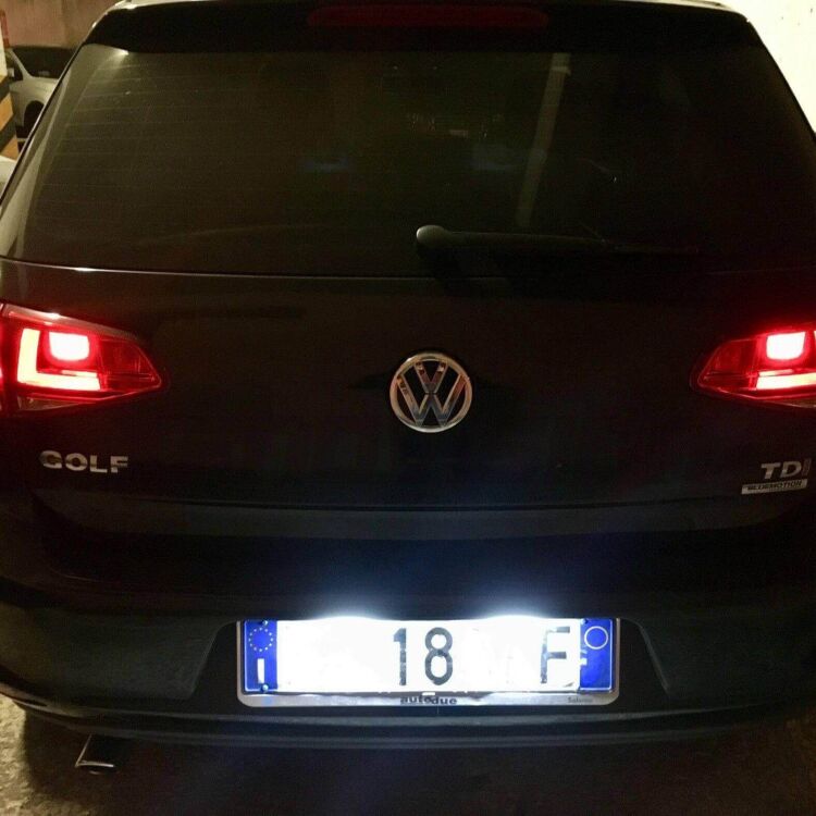 8 Led Targa Golf IV V VI VII Golf 4 5 6 7 Porsche Cayenne - 700Lm - 6000k <p><strong>CANBUS Plug & Play</strong> Due placche per Golf 4, Golf 5, Golf 6, Golf 7, Scirocco, Lupo, New Beetle, Passat, Polo e Porshe Cayenne. Bianco Lunare 6000k, illuminano in modo omogeneo la targa 5 volte di più rispetto alla luce a incandescenza originale. Semplicissime da montare, si installano al posto delle placche originali dell'auto senza invalidare la garanzia.</p>