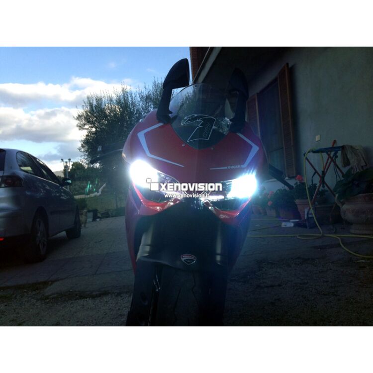 2 Kit Xenon Ducati 1199 Panigale - 2012 in poi - Xenon 35W - 6000k <p>Kit Xenon 35W specifico per il faro della Ducati 1199 Panigale. Plug&Play zero spie, contiene tutto l'occorrente. Luce Bianco Lunare 6000k.</p>