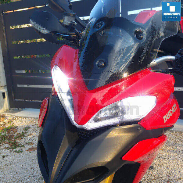 1 Kit Xenon Ducati Multistrada - 2010 in poi - Xenon 35W - 5000k Kit Xenon 35W specifico per il faro della Ducati Multistrada dal 2010 in poi. Plug&Play zero spie, contiene tutto l'occorrente. Luce Bianco Solare 5000k.