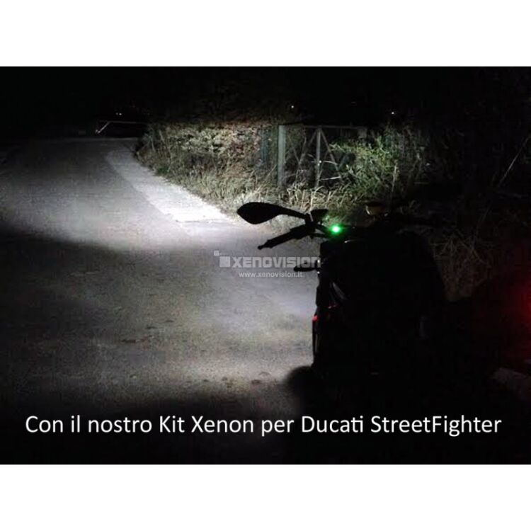4 Kit Xenon Ducati Streetfighter - 2009 in poi - Xenon 35W - 6000k Kit Xenon 35W specifico per il faro e l'elettronica a polarità doppia e invertita della Ducati Streetfighter 2009 in poi. Plug&Play 100%, zero spie e fusibili bruciati, anabbagliante, abbaglio flash e abbaglio fisso senza alcun problema o latenza, grazie a cablaggio su misura. Luce Bianco Lunare 6000k.