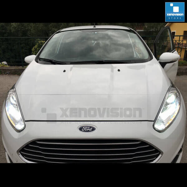 8 Kit Xenon Ford Fiesta - Lenticolare - 2013 al 2015 - Xenon 35W - 6000k Kit Xenon Xenovision 35W specifico per il faro della Ford Fiesta dal 2013 in poi. L'unico con lampade specifiche senza zone d'ombra per il particolare gruppo ottico della vettura. Plug&Play zero spie, contiene tutto l'occorrente. Luce Bianco Lunare 6000k.
