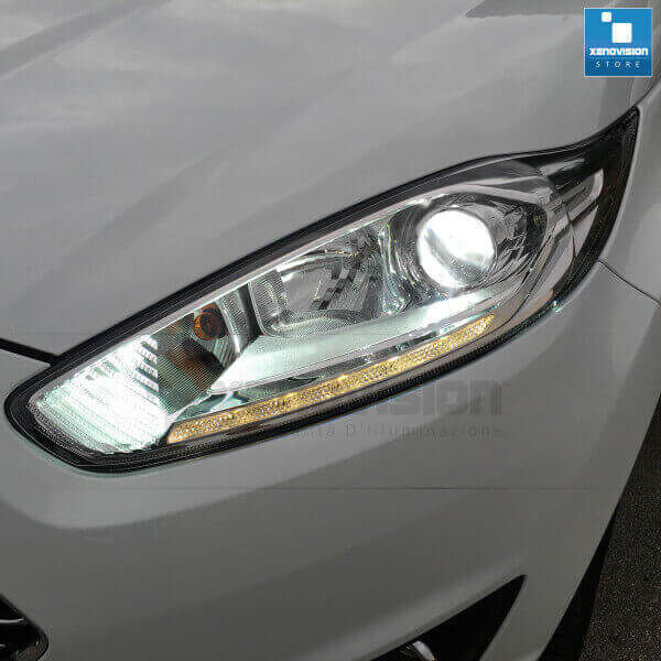 7 Kit Xenon Ford Fiesta - Lenticolare - 2013 al 2015 - Xenon 35W - 6000k Kit Xenon Xenovision 35W specifico per il faro della Ford Fiesta dal 2013 in poi. L'unico con lampade specifiche senza zone d'ombra per il particolare gruppo ottico della vettura. Plug&Play zero spie, contiene tutto l'occorrente. Luce Bianco Lunare 6000k.