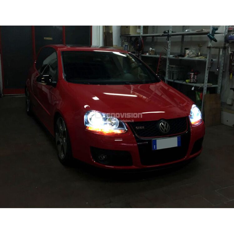 1 Kit Xenon Golf V - 2003 in poi - Xenon 35W e Led Posizione - 6100k <p>Kit Xenon Lampade XE 35W specifico per il faro della Golf V e Luci Posizione a Led in tinta. Plug&Play zero spie, contiene tutto l'occorrente. Luce Bianco Lunare 6100k.</p>