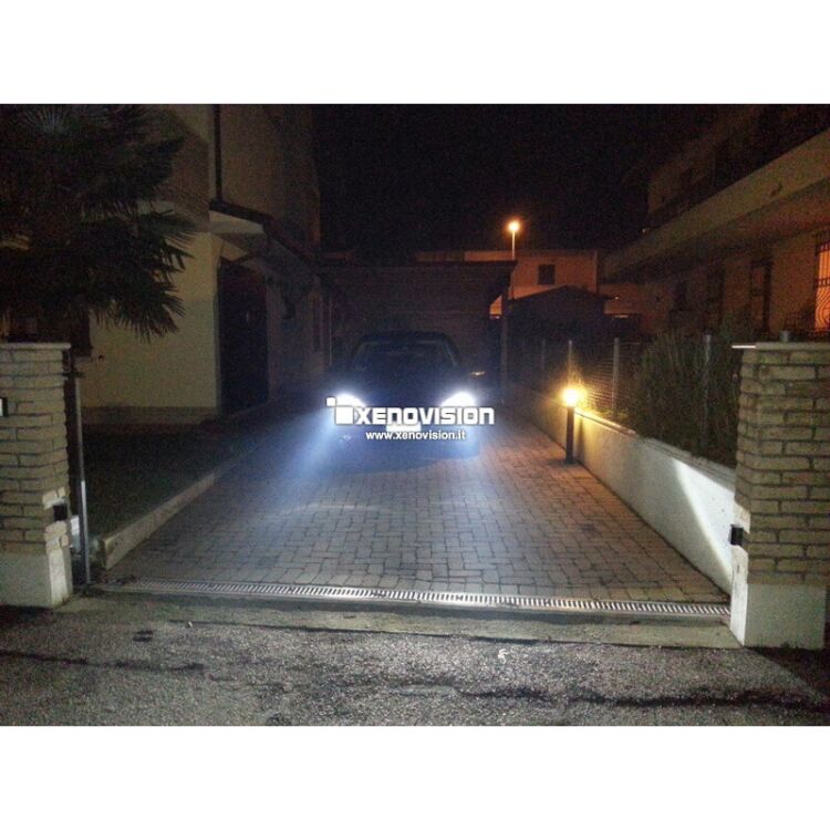 2 Kit Xenon Golf V - 2003 in poi - Xenon 35W e Led Posizione - 6100k <p>Kit Xenon Lampade XE 35W specifico per il faro della Golf V e Luci Posizione a Led in tinta. Plug&Play zero spie, contiene tutto l'occorrente. Luce Bianco Lunare 6100k.</p>