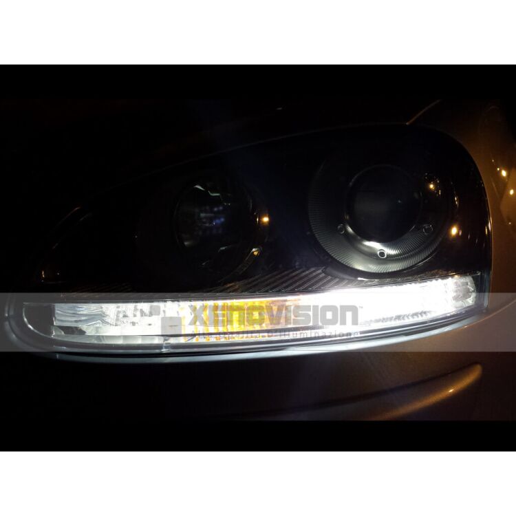 8 Kit Xenon Golf V - 2003 in poi - Xenon 35W e Led Posizione - 6100k <p>Kit Xenon Lampade XE 35W specifico per il faro della Golf V e Luci Posizione a Led in tinta. Plug&Play zero spie, contiene tutto l'occorrente. Luce Bianco Lunare 6100k.</p>