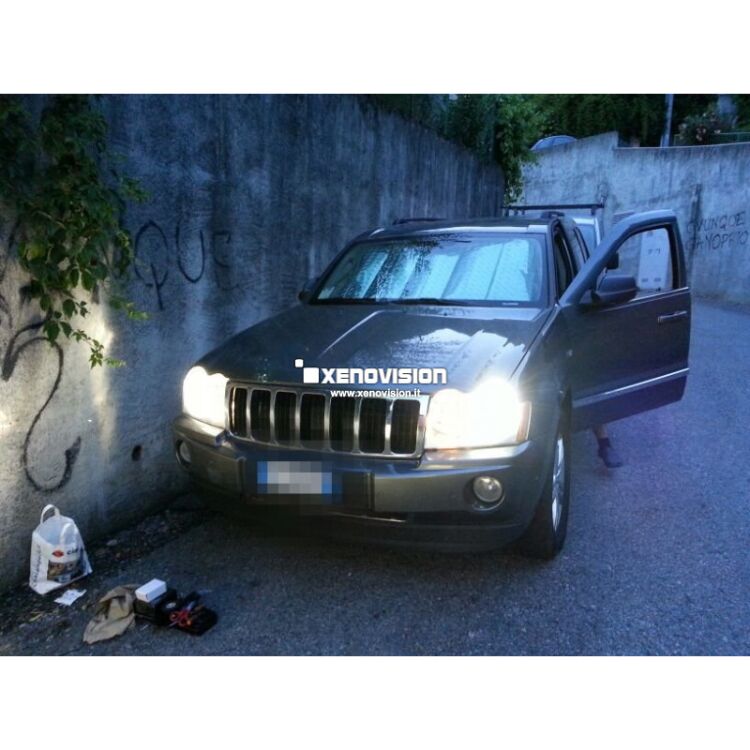 3 Kit Xenon Jeep Grand Cherokee - 1998 in poi - 35W e Led Posizione - 6000k <p>Kit Xenon 35W specifico per il faro della Jeep Grand Cherokee e Luci Posizione a Led in tinta. Plug&Play zero spie, contiene tutto l'occorrente. Luce Bianco Lunare 6000k.</p>