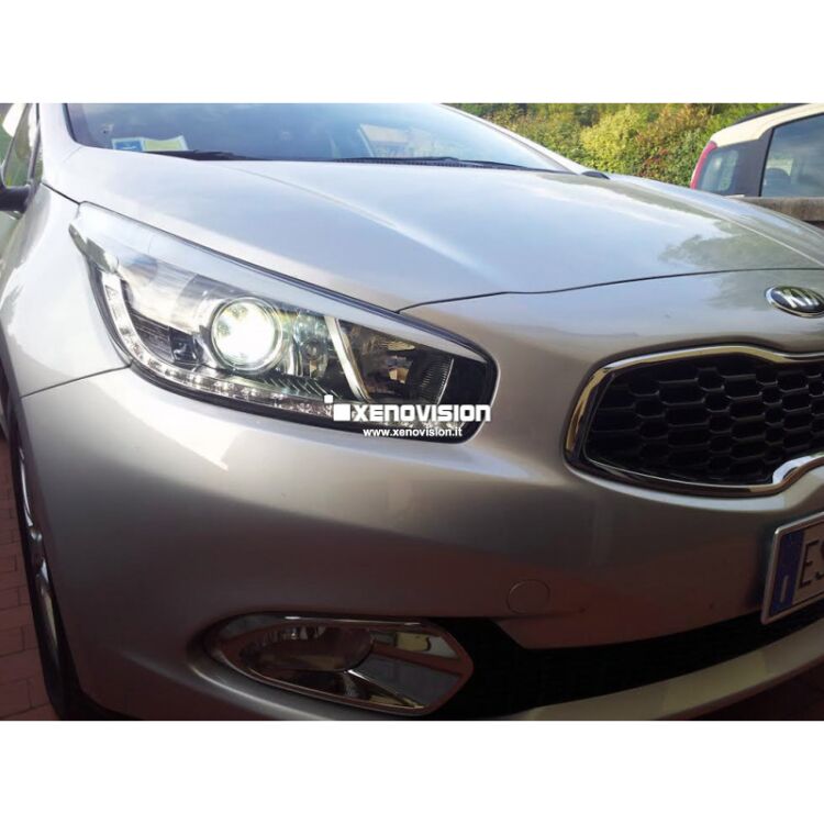 1 Kit Xenon Kia Ceed - 2013 in poi - Xenon 35W - 5000k <p>Kit Xenon 35W specifico per il faro della Kia Ceed. Plug&Play zero spie, contiene tutto l'occorrente. Luce Bianco Solare 5000k.</p>
<p> </p>