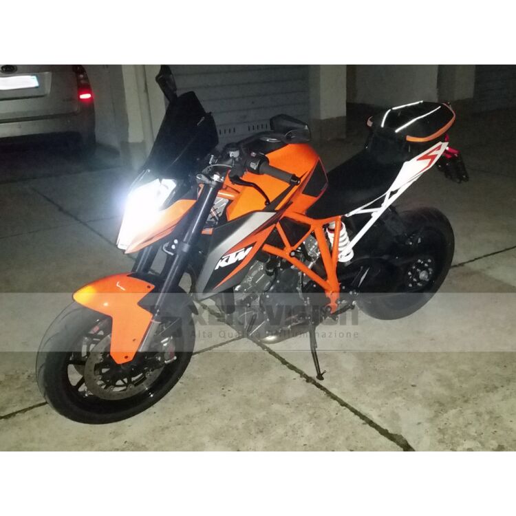 1 Kit Xenon KTM SuperDuke - 2005 in poi - BiXenon 35W - 6000k Kit Xenon 35W specifico per il faro e l'elettronica della KTM SuperDuke dal 2005 in poi. Plug&Play 100%, zero spie e fusibili bruciati, anabbagliante, abbaglio flash e abbaglio fisso senza alcun problema o latenza. Luce Bianco Lunare 6000k.