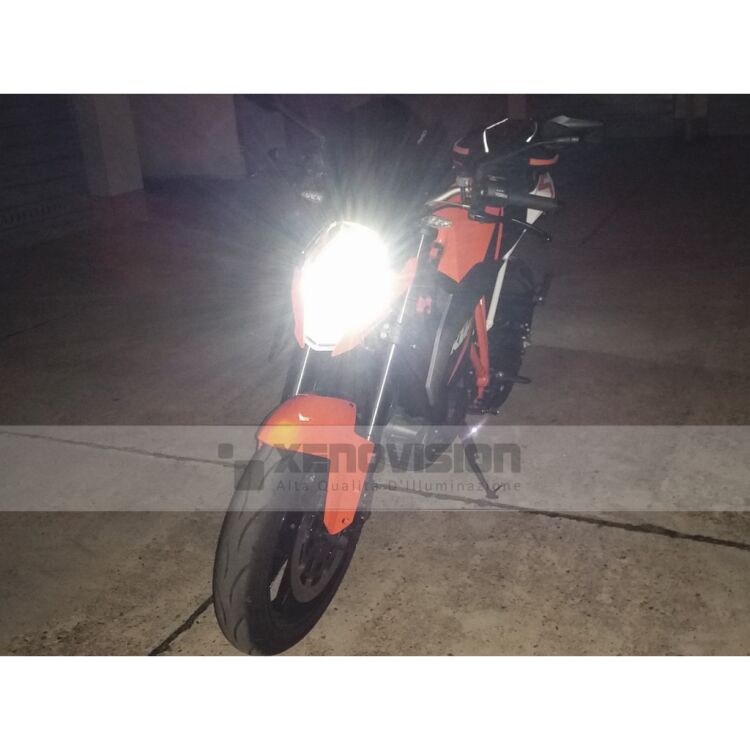 2 Kit Xenon KTM SuperDuke - 2005 in poi - BiXenon 35W - 6000k Kit Xenon 35W specifico per il faro e l'elettronica della KTM SuperDuke dal 2005 in poi. Plug&Play 100%, zero spie e fusibili bruciati, anabbagliante, abbaglio flash e abbaglio fisso senza alcun problema o latenza. Luce Bianco Lunare 6000k.