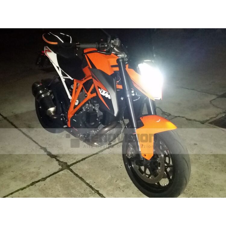 3 Kit Xenon KTM SuperDuke - 2005 in poi - BiXenon 35W - 6000k Kit Xenon 35W specifico per il faro e l'elettronica della KTM SuperDuke dal 2005 in poi. Plug&Play 100%, zero spie e fusibili bruciati, anabbagliante, abbaglio flash e abbaglio fisso senza alcun problema o latenza. Luce Bianco Lunare 6000k.