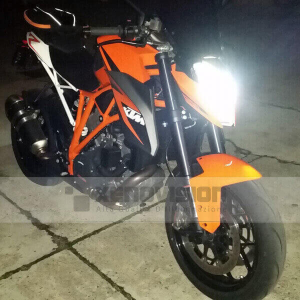 4 Kit Xenon KTM SuperDuke - 2005 in poi - BiXenon 35W - 6000k Kit Xenon 35W specifico per il faro e l'elettronica della KTM SuperDuke dal 2005 in poi. Plug&Play 100%, zero spie e fusibili bruciati, anabbagliante, abbaglio flash e abbaglio fisso senza alcun problema o latenza. Luce Bianco Lunare 6000k.