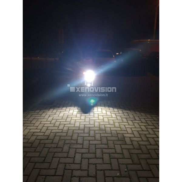 3 Kit xenon moto doppio faro - 35W H11 Bianco Lunare 6000k <p>La più piccola centralina di sempre. Massima robustezza, affidabilità, controllo digitale a 64Bit esclusivo XENOVISION - Kit xeno bilampada completo, modello 2011. Kit compost da due lampade e due centraline.<br />Canbus: <strong>NO</strong> | Garanzia centralina: <strong>3</strong> <strong>Anni</strong> | Professionale, Ultrasottile.</p>