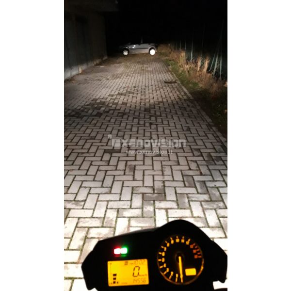 1 Kit xenon moto doppio faro - 35W H11 Bianco Lunare 6000k <p>La più piccola centralina di sempre. Massima robustezza, affidabilità, controllo digitale a 64Bit esclusivo XENOVISION - Kit xeno bilampada completo, modello 2011. Kit compost da due lampade e due centraline.<br />Canbus: <strong>NO</strong> | Garanzia centralina: <strong>3</strong> <strong>Anni</strong> | Professionale, Ultrasottile.</p>