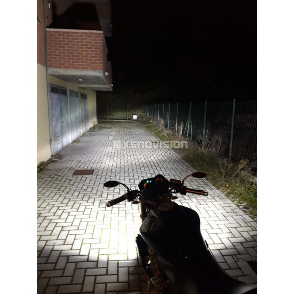 2 Kit xenon moto doppio faro - 35W H11 Bianco Lunare 6000k <p>La più piccola centralina di sempre. Massima robustezza, affidabilità, controllo digitale a 64Bit esclusivo XENOVISION - Kit xeno bilampada completo, modello 2011. Kit compost da due lampade e due centraline.<br />Canbus: <strong>NO</strong> | Garanzia centralina: <strong>3</strong> <strong>Anni</strong> | Professionale, Ultrasottile.</p>
