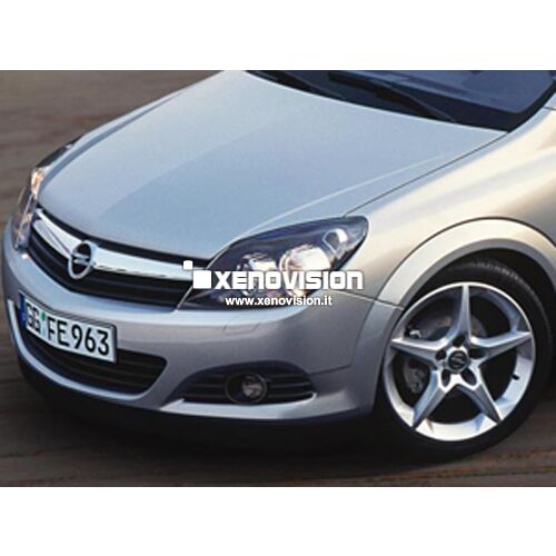 2 Kit Xenon Opel Astra H - 2004 a 2010 - Xenon 35W e Led Posizione - 6000k <p>Kit Xenon 35W specifico per il faro della Opel Astra H e Luci Posizione a Led in tinta. Plug&Play zero spie, contiene tutto l'occorrente. Luce Bianco Lunare 6000k.</p>