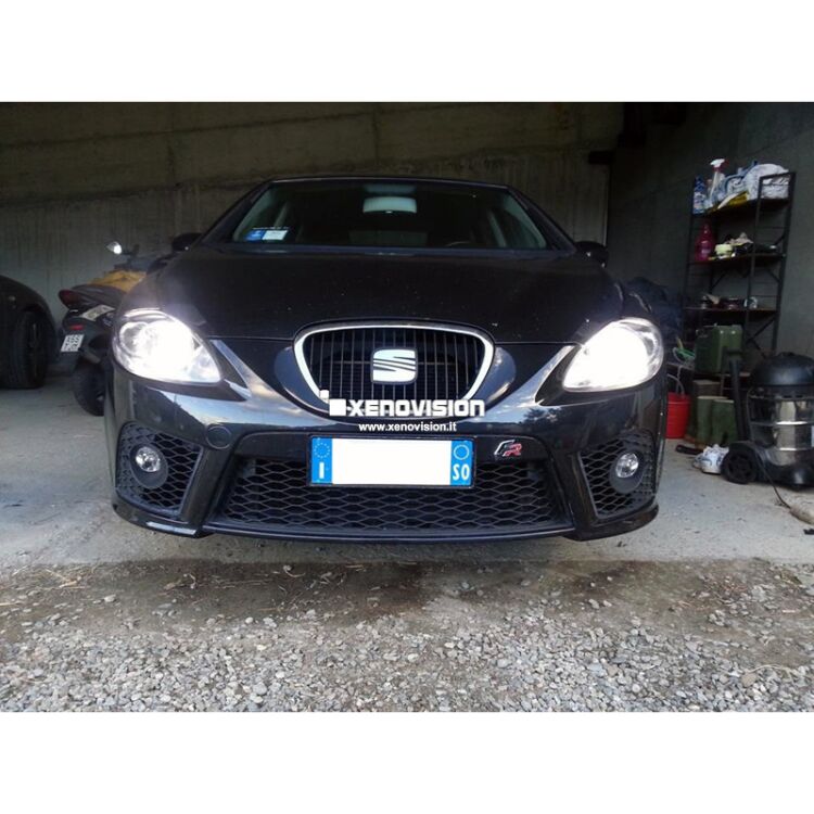 4 Kit Xenon Seat Leon - 2005 al 2012 - Xenon 35W e Led Posizione - 6000k <p>Kit Xenon Lampade XE 35W specifico per il faro della Seat Leon e Luci Posizione a Led in tinta. Plug&Play zero spie, contiene tutto l'occorrente. Luce Bianco Lunare 6000k.</p>
