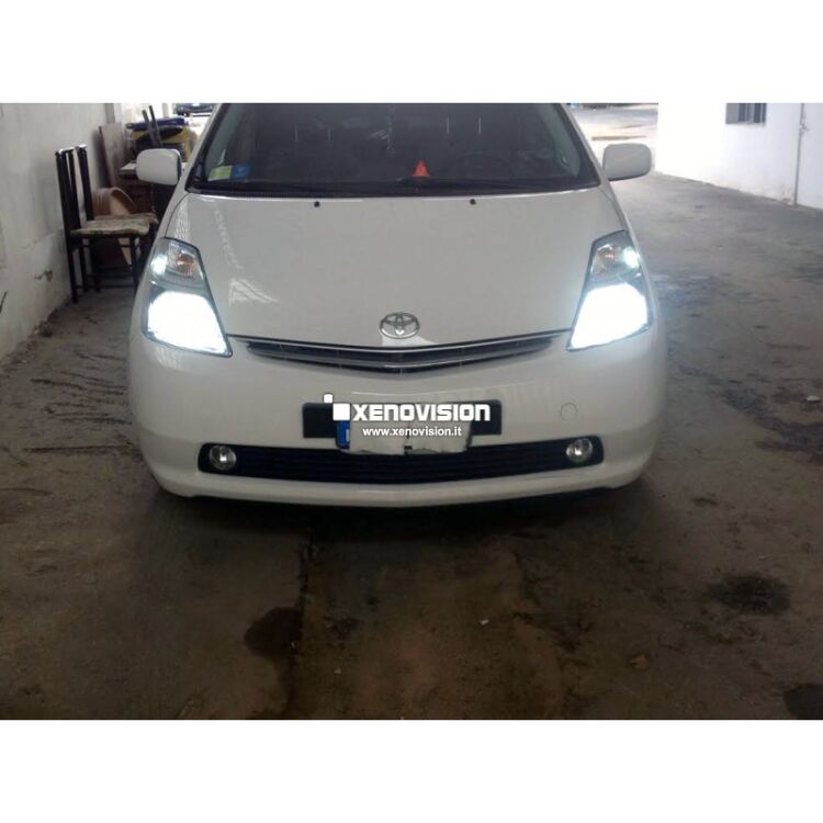 2 Kit Xenon Toyota Prius - 2003 a 2009 - BiXenon 35W e Luci Posizione - 6000k <p>Kit BiXenon 35W specifico per il faro della Toyota Prius e Luci Posizione Led in tinta. Plug&Play zero spie, contiene tutto l'occorrente. Luce Bianco Lunare 6000k.</p>