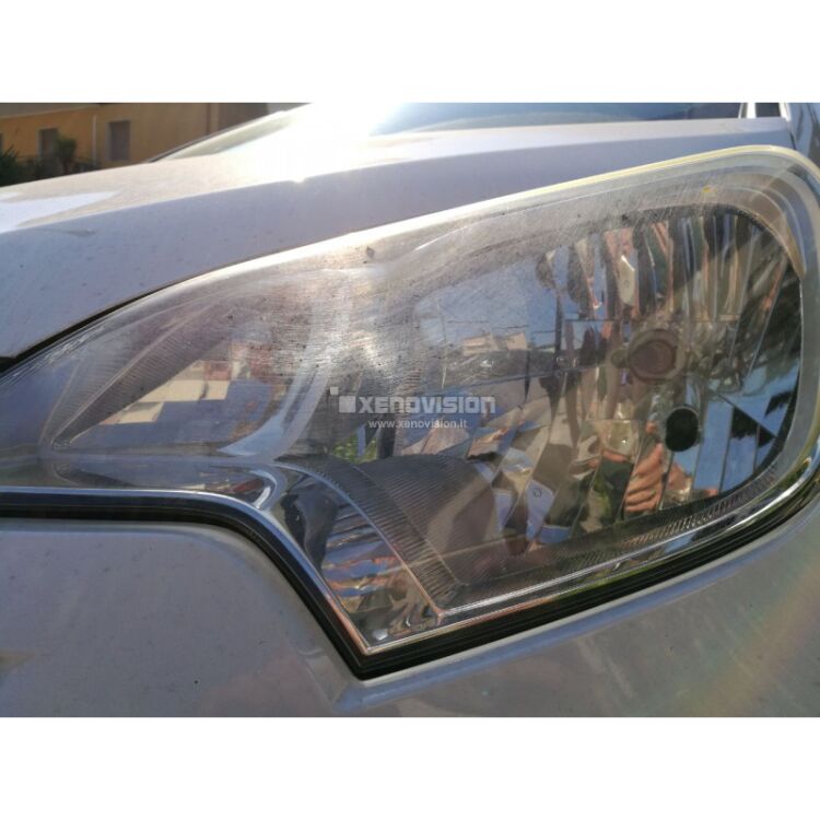 1 Kit Xenon Toyota Verso S - 2011 in poi - Bixenon 35W e Luci di Posizione - 6000k Kit bixenon 35W specifico per il faro della Toyota Verso S e Luci Posizione Led in tinta. Plug&Play zero spie, contiene tutto l'occorrente. Luce Bianco Lunare 6000k.