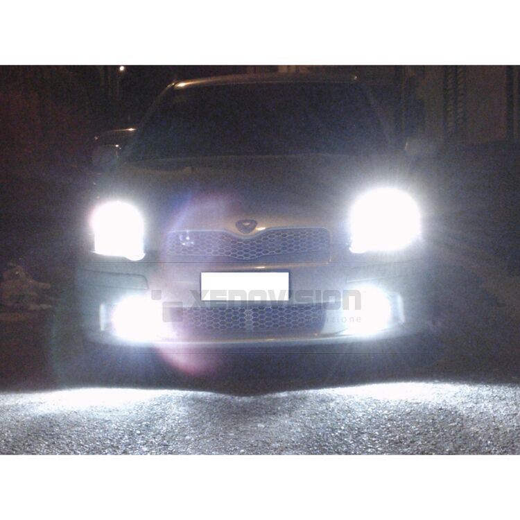 1 Kit Xenon Toyota Yaris - 1999 a 2005 - BiXenon 35W e Posizione - 6000k <p>Kit BiXenon 35W specifico per il faro della Toyota Yaris e Luci Posizione Led in tinta. Plug&Play zero spie, contiene tutto l'occorrente. Luce Bianco Lunare 6000k.</p>