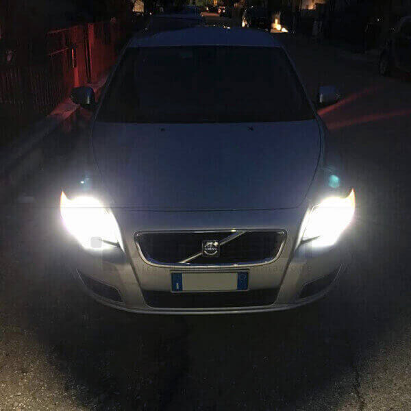 1 Kit Xenon Volvo V50 - 2003 al 2012 - Xenon 35W e Led Posizioni- 6100k Kit Xenon Focus Pro Korea 35W specifico per il faro della Volvo V50 dal 2003 al 2012. Plug&Play zero spie, contiene tutto l'occorrente. Luce Bianco Lunare 6100k.