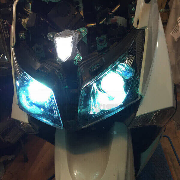 1 Kit Xenon Yamaha T-Max 530 - 2012 in poi - Anabbaglianti 35W e Led - 5000k Kit Xenon 35W specifico per il faro del Yamaha T-Max 530 dal 2012 in poi. Plug&Play zero spie, contiene tutto l'occorrente. Luce Bianco Solare 5000k.