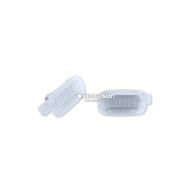2 Led Sottoporta Mercedes Benz W211 W221 R230 W245 - 500lm - 6000k <strong>500Lumen.</strong> Led luci pozzanghera/sottoporta MERCEDES Classe M GL A SLS C GLK E CL S SL B. Rimpiazza i punti luce esistenti, zero spie. Installazione Plug&Play semplicissima. Luce bianco Lunare 6000k, illumina 5 volte di più rispetto alla luce a incandescenza originale.