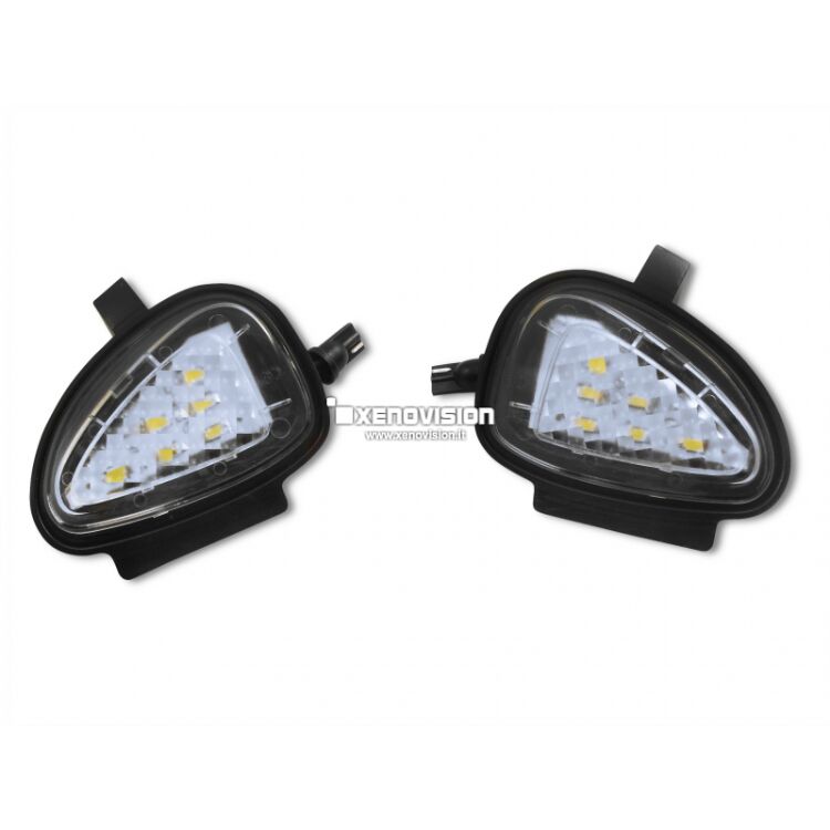 0 Led Sottospecchio Golf VI Passat Touran - 600Lm - 6000k <strong>600 Lumen </strong>Una coppia di placche Led Plug&Play Ultraluminose per luci pozzanghera sottospecchi VolksWagen Golf VI, Passat, Touran. Rimpiazza i punti luce esistenti, zero spie. Installazione semplicissima.