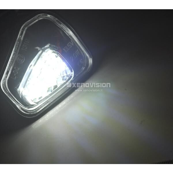 3 Led Sottospecchio VW Passat Scirocco Eos - 600Lm - 6000k <p><strong>600 Lumen </strong>Una coppia di placche Led Plug&Play Ultraluminose per luci pozzanghera sottospecchi VolksWagen Passat Station Wagon 2011, Scirocco e altre VW. Rimpiazza i punti luce esistenti, zero spie. Installazione semplicissima.</p>